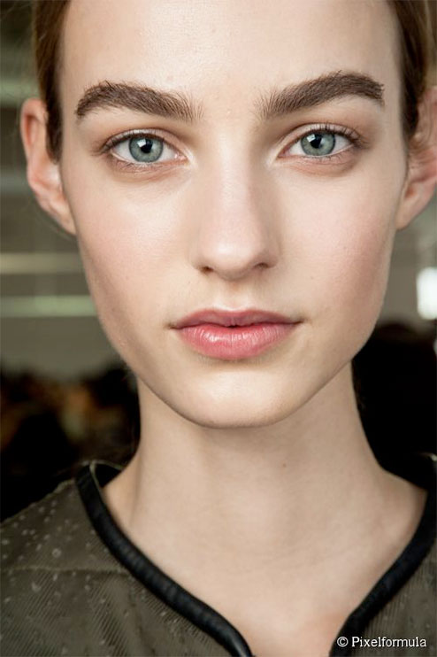 How To Fill In Your Eyebrows: Beauty Tips