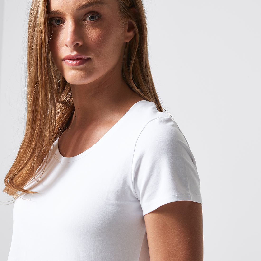 white cotton crew neck t shirt