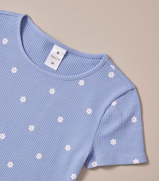 SN247638_09 S23 SS RIB TEE AOP DAISY BLUE