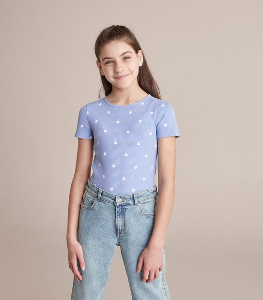 SN247638_09 S23 SS RIB TEE AOP DAISY BLUE 4 of 5