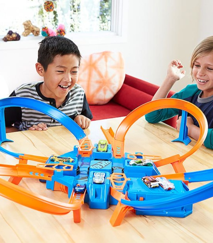 Hot Wheels Pista Criss Cross Crash Con 5 Metros | 4 Loopings Y Zonas De Choque | Incluye 1 Coche Y Rampa De Entrada