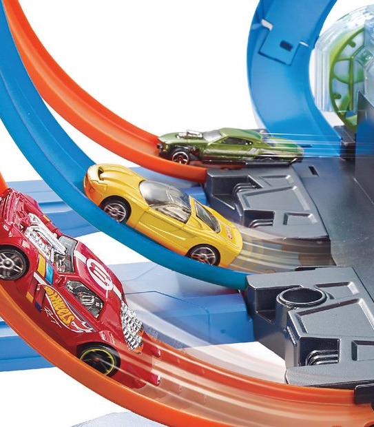 Hot Wheels Track Set and Toy Car, Large-Scale Motorized Track with 3  Corkscrew Loops, 3 Crash Zones and Toy Storage ( Exclusive)