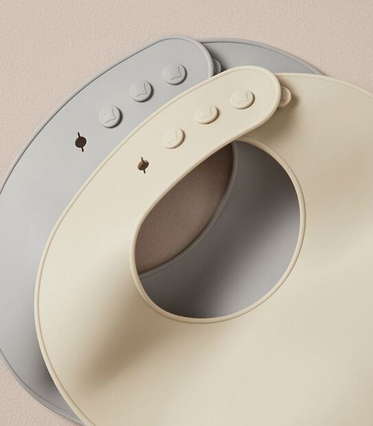 S23 238683_07 2PK SILICONE BIBS LIMESTONE/GREY