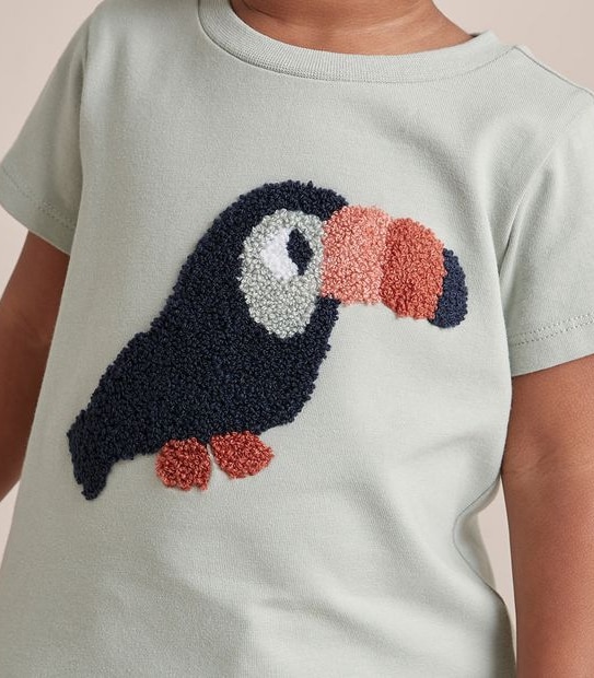 S23 251825_02 B SS PRINT TEE NVLTY TOUCAN BOUCLE