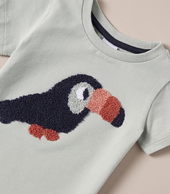 S23 251825_02 B SS PRINT TEE NVLTY TOUCAN BOUCLE