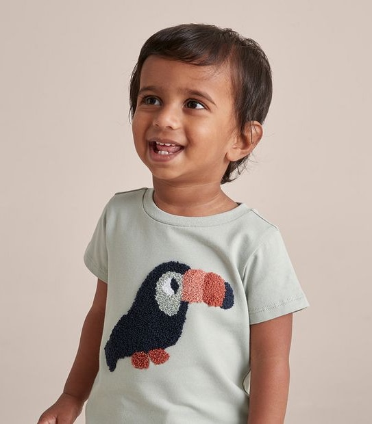 S23 251825_02 B SS PRINT TEE NVLTY TOUCAN BOUCLE