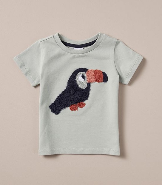 S23 251825_02 B SS PRINT TEE NVLTY TOUCAN BOUCLE
