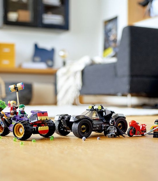 LEGO&reg; DC Comics Super Heroes Joker's Trike Chase 76159