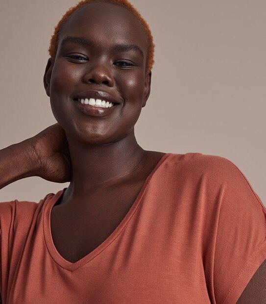 Curve V-Neck T-Shirt