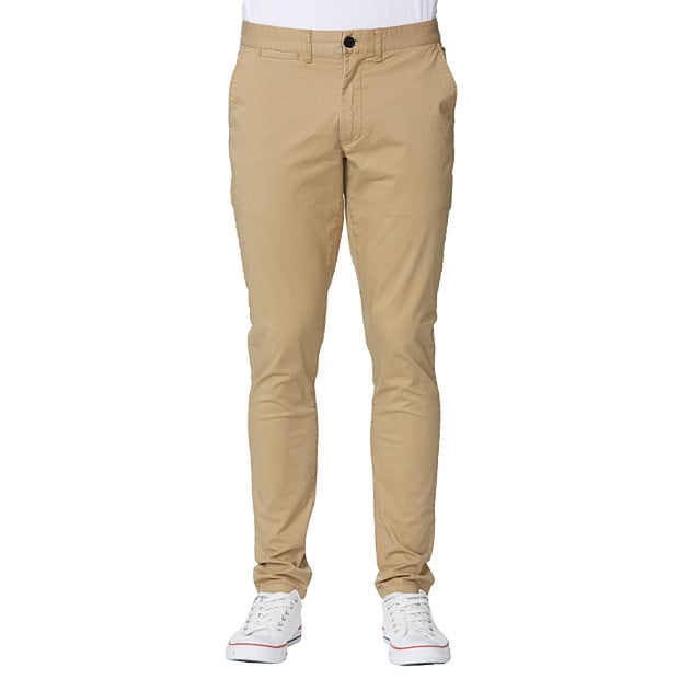 Content by LendingTree Chinos refer to the particular style of trouser popularised by an American military origin. Soldiers wore uniforms boasting a predominant cotton composition, generally skimming the body. Chinos are thus the product of such military wear.