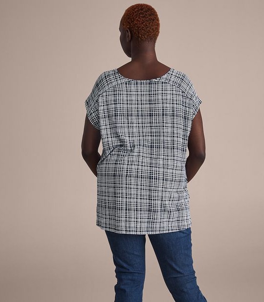 Curve V-Neck T-Shirt