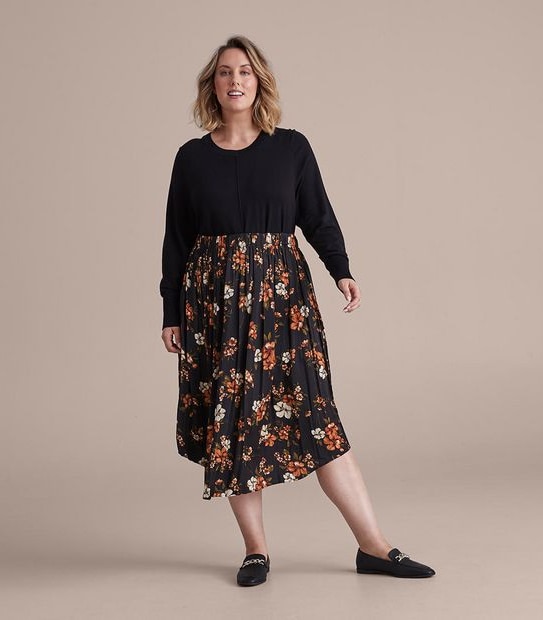Curve Pleated Skirt