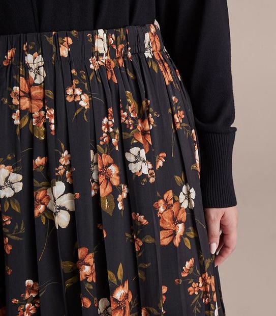Curve Pleated Skirt