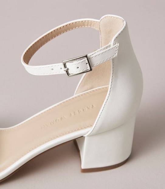 W HAMIL WHITE Y BACK COMFORT SANDAL  SIZE 6-11