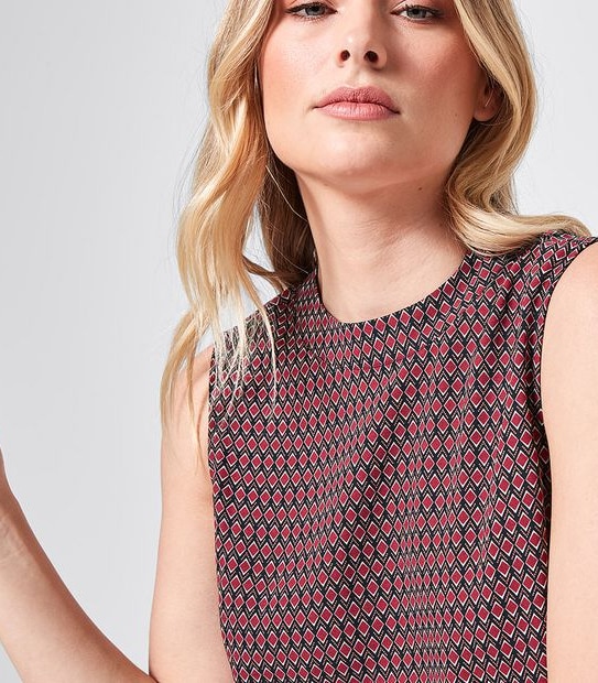 Preview Stand Collar Top - Diamond Geo Red