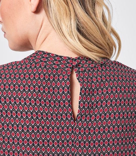 Preview Stand Collar Top - Diamond Geo Red