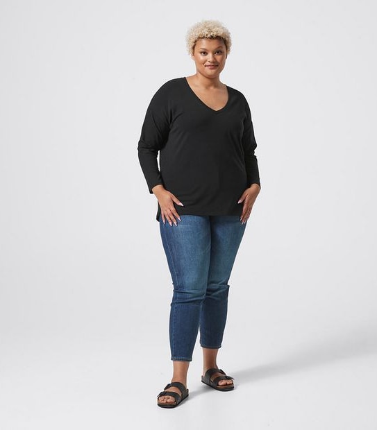 Belle Curve V-Neck Curved Hem Top
