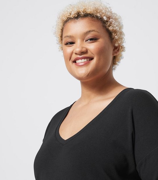 Belle Curve V-Neck Curved Hem Top