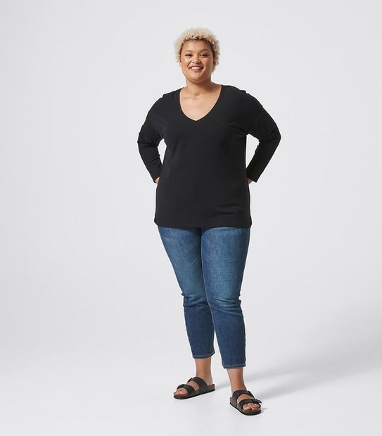 Belle Curve V-Neck Curved Hem Top