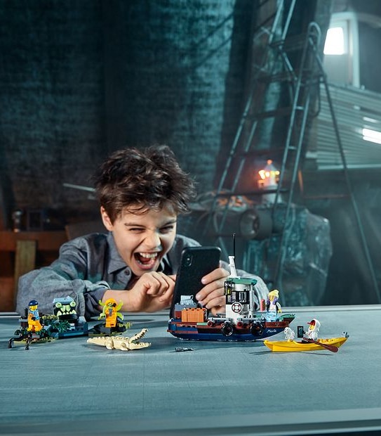 LEGO&reg; Hidden Side&trade; Wrecked Shrimp Boat 70419