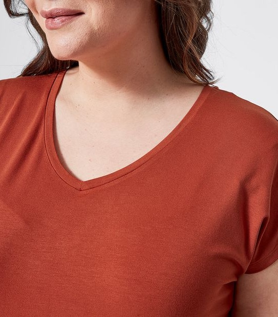 Belle Curve V-Neck T-Shirt