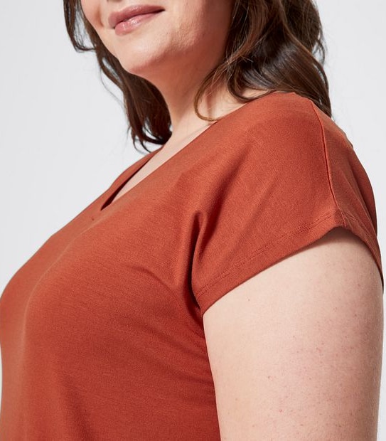 Belle Curve V-Neck T-Shirt